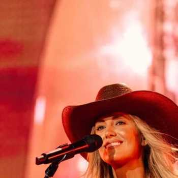 Lainey Wilson’s Ninth No. 1 Shares a Credit With Over the Rainbow