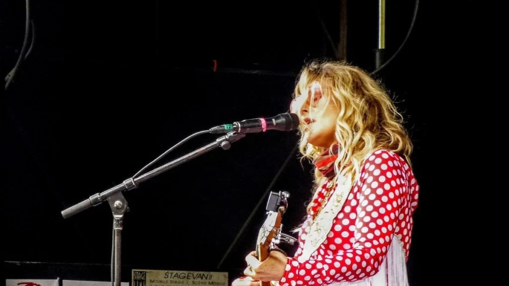 Elizabeth Cook Wrote the Manhattan Project Into a Country Album