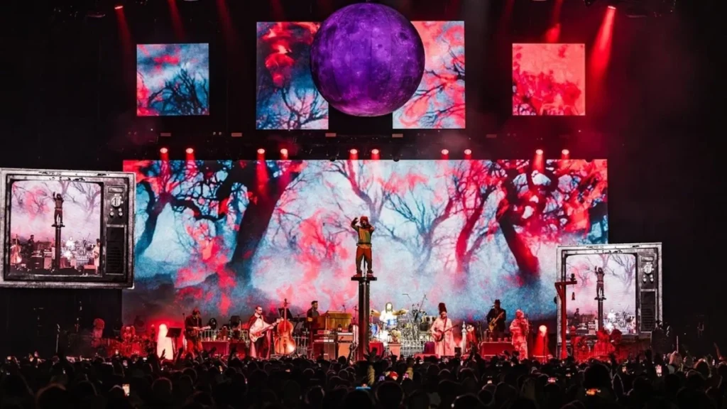 Five Guests and a He-Man Theme Shape the Billy Strings Halloween Show